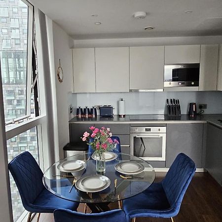 2 Bed Luxurious Apartments Canary Wharf 런던 외부 사진