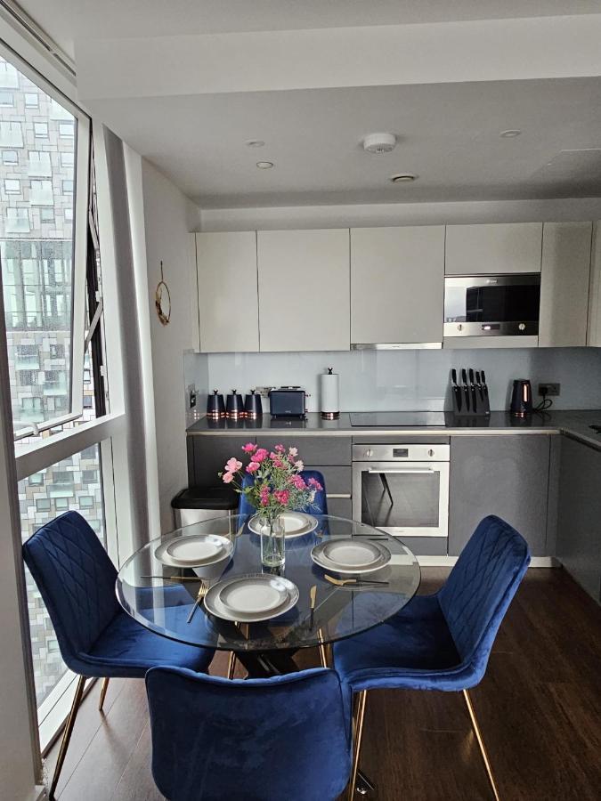 2 Bed Luxurious Apartments Canary Wharf 런던 외부 사진