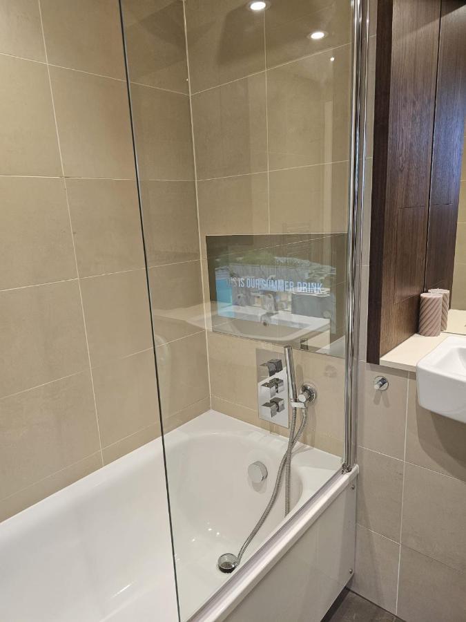 2 Bed Luxurious Apartments Canary Wharf 런던 외부 사진