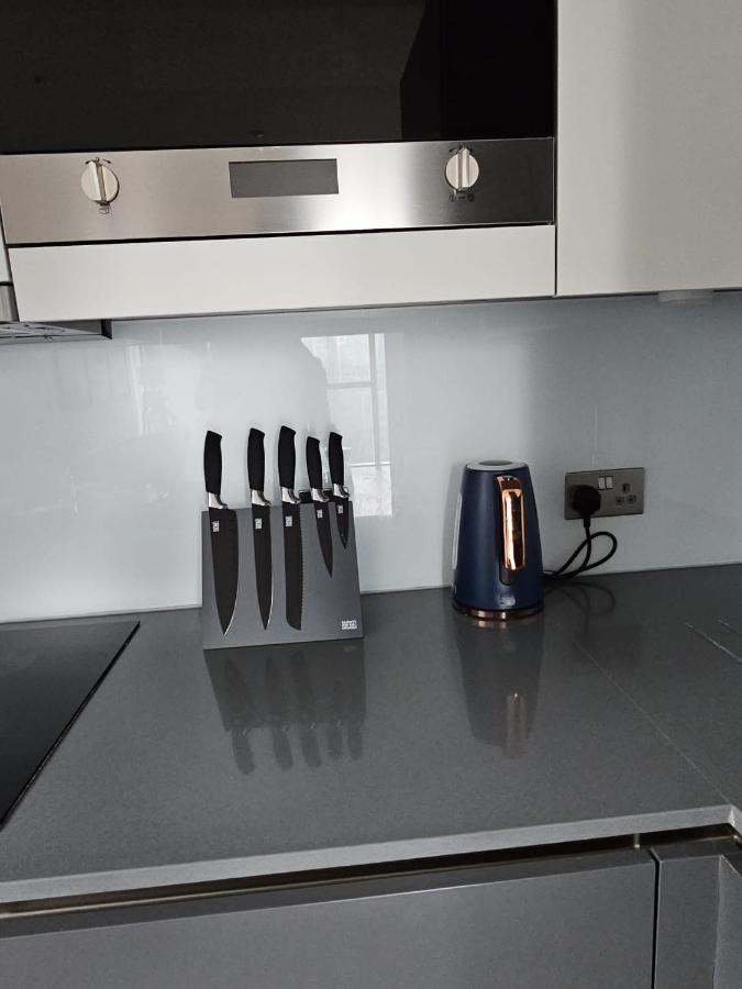 2 Bed Luxurious Apartments Canary Wharf 런던 외부 사진