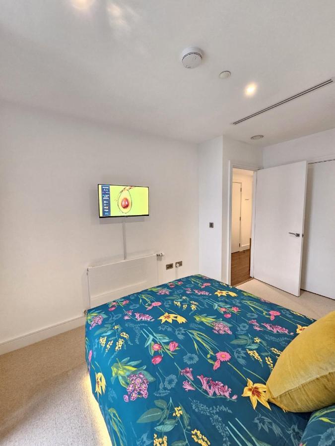 2 Bed Luxurious Apartments Canary Wharf 런던 외부 사진