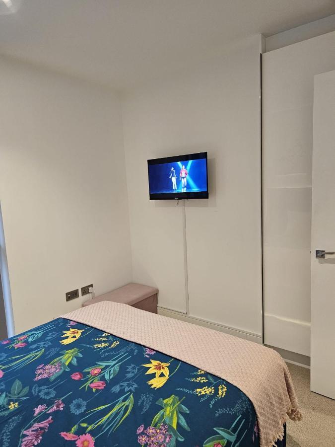 2 Bed Luxurious Apartments Canary Wharf 런던 외부 사진