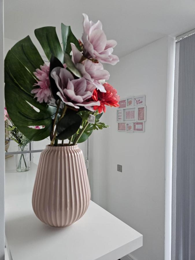 2 Bed Luxurious Apartments Canary Wharf 런던 외부 사진