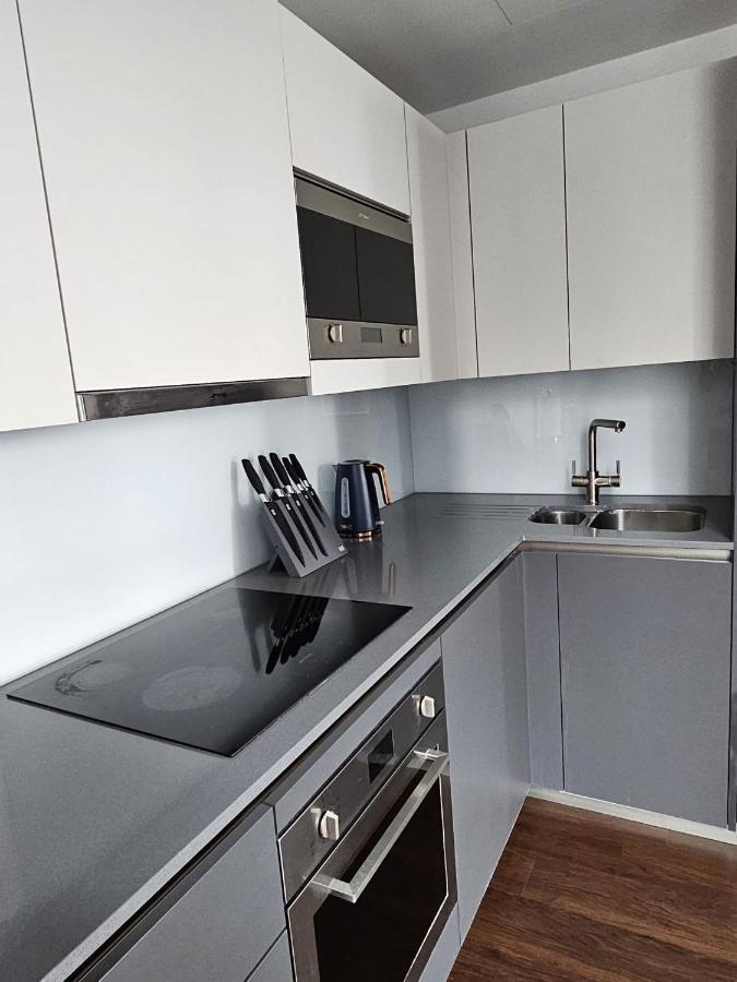 2 Bed Luxurious Apartments Canary Wharf 런던 외부 사진