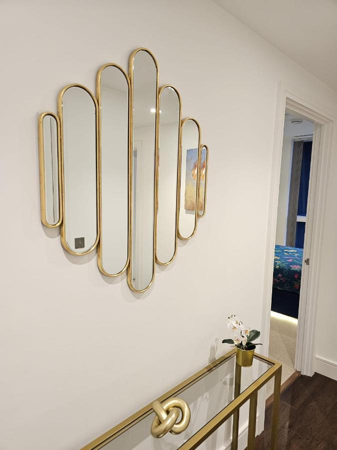 2 Bed Luxurious Apartments Canary Wharf 런던 외부 사진