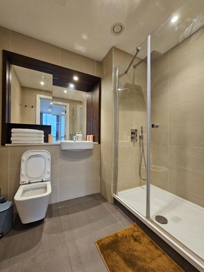 2 Bed Luxurious Apartments Canary Wharf 런던 외부 사진