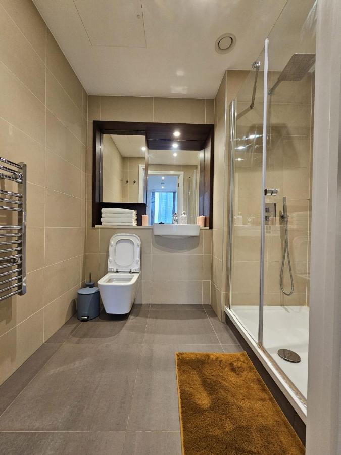 2 Bed Luxurious Apartments Canary Wharf 런던 외부 사진