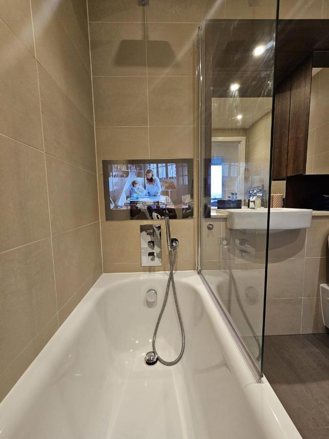 2 Bed Luxurious Apartments Canary Wharf 런던 외부 사진