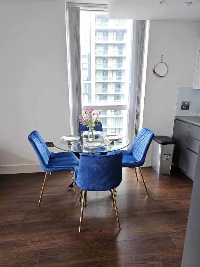 2 Bed Luxurious Apartments Canary Wharf 런던 외부 사진