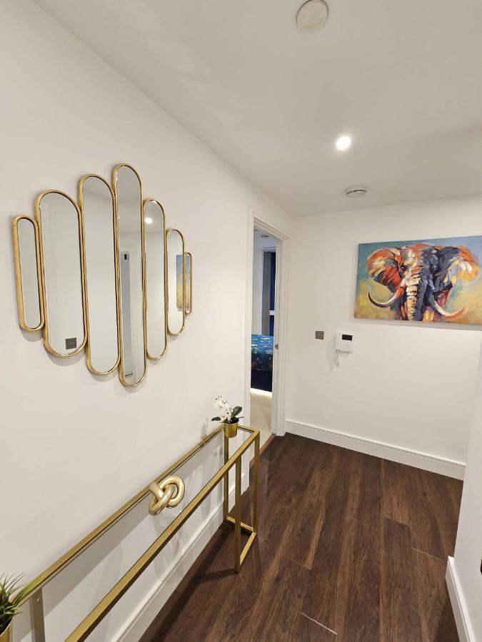 2 Bed Luxurious Apartments Canary Wharf 런던 외부 사진